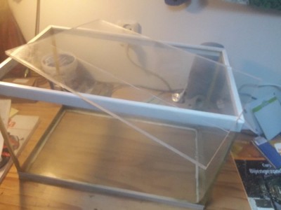20170913_154402.jpg (74.96 KiB) 6659 keer bekeken het aquarium: gekocht bij de kringloopwinkel voor 1 euro (foto is na het ontkalken en verwijderen van smerige rotzooi. In het aquarium ligt een stuk plexiglas dat ik op maat heb gezaagd en deze zal gebruikt worden als voorzijde van het terrarium dit plexiglas had ik nog over van vorige projecten.