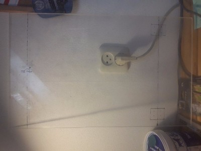 20170913_160819.jpg (78.45 KiB) 6659 keer bekeken op deze foto is te zien hoe de voorzijde van het terrarium eruit zal gaan zien en waar ik van plan ben om de scharnieren en het slot vast te zetten.