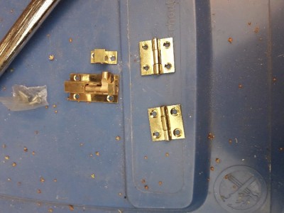20170913_181022.jpg (101.48 KiB) 7147 keer bekeken de spulletjes die ik gekocht heb komen van de gamma en dit bestaat uit 2 kleine messing scharnieren en 1 messing poortslot wat samen 7 euro kostte<br />de boutjes om alles me te monteren had ik nog liggen.