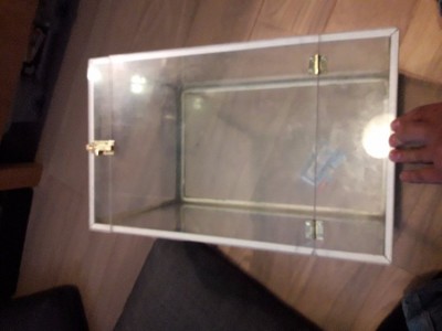 20170913_184716.jpg (75.06 KiB) 7146 keer bekeken ik heb het plexiglas onderverdeeld in 3 stukken<br />het onderste gedeelte (wat waterdicht zal worden gemaakt)<br />het middenstuk dit zal het deurtje van het terrarium worden<br />en het bovenstuk, hier zullen nog gaatjes voor ventilatie in worden geboord of een ijzeren ventilatiestrip.